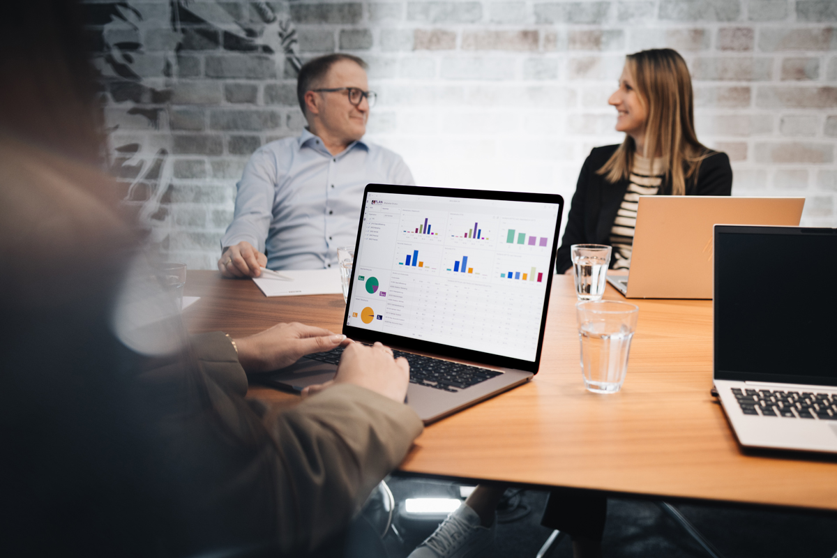 4PLAN HR Controlling Dashboard mit Personen im Hintergrund